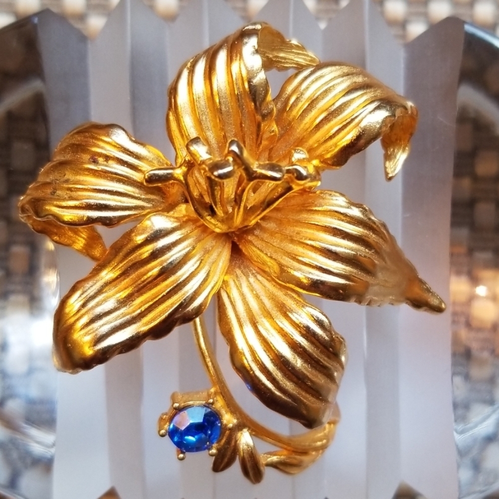Beautiful vintage gold brooch with blue rhinestone